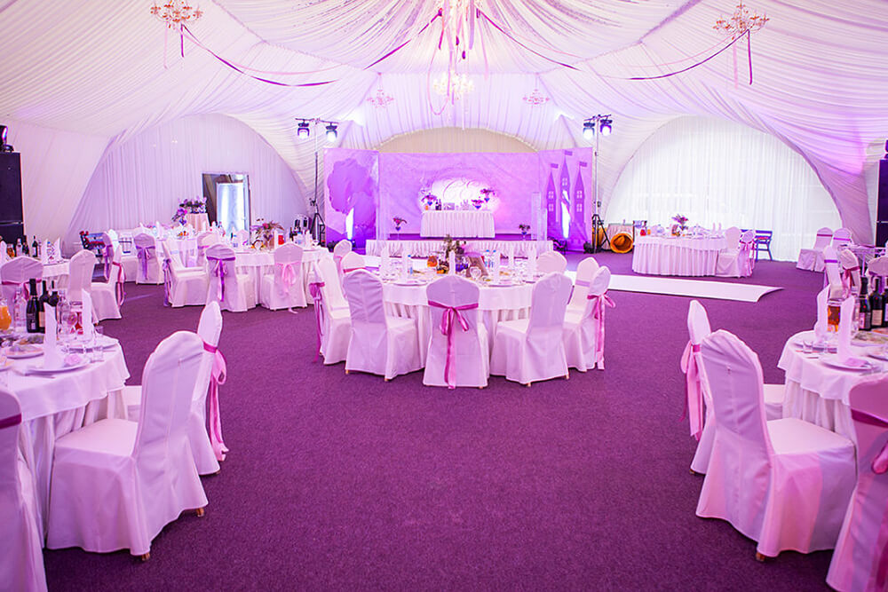 Банкетный зал в свадебном оформлении Банкетный зал в свадебном оформлении