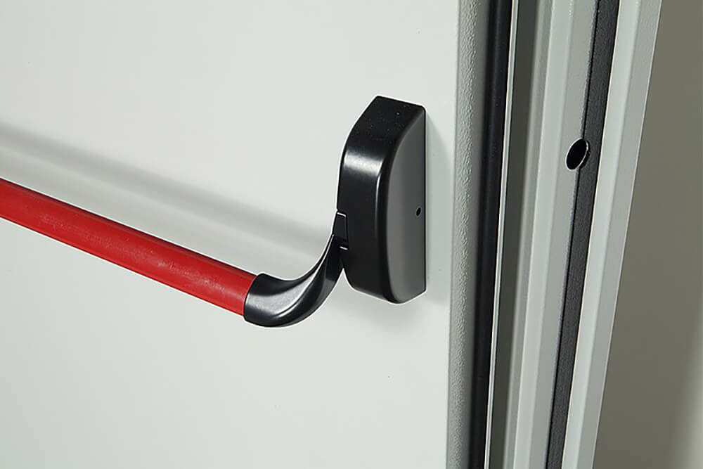 Белая дверь с антипаникой Белая дверь с антипаникой