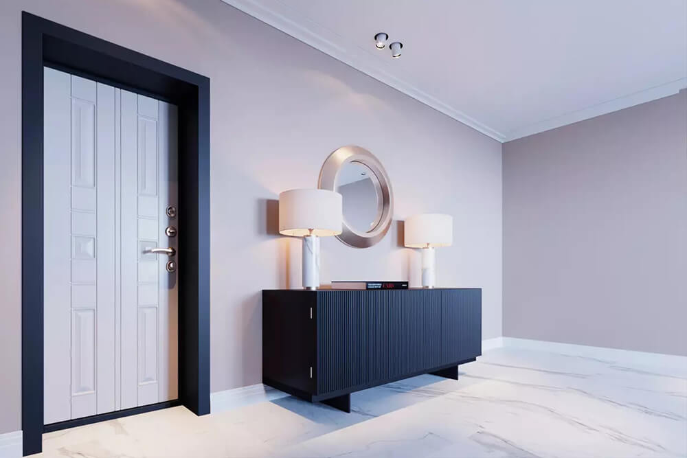 Белая входная дверь дома