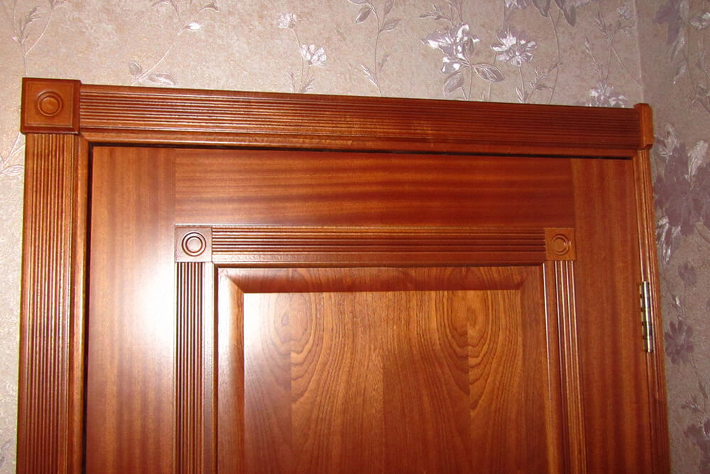 Деревянная межкомнатная дверь с капителью Деревянная межкомнатная дверь с капителью