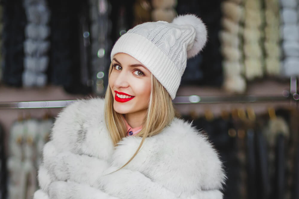 Девушка в белой вязаной шапке Девушка в белой вязаной шапке