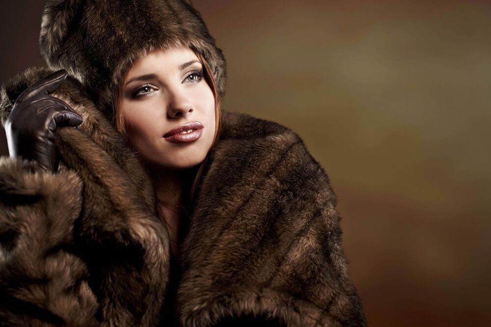 Девушка в меховой шубе и шапке Девушка в меховой шубе и шапке