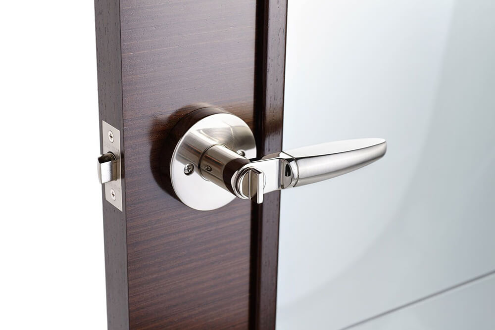 Дверь с ручкой-защелкой