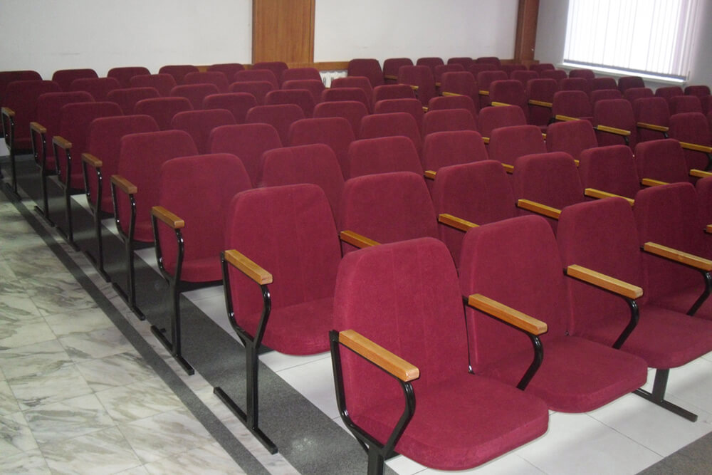 Красные кресла с подлокотниками Красные кресла с подлокотниками