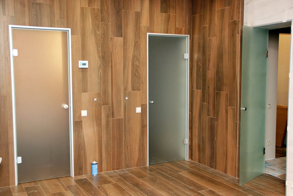 Матовые стеклянные двери сауны