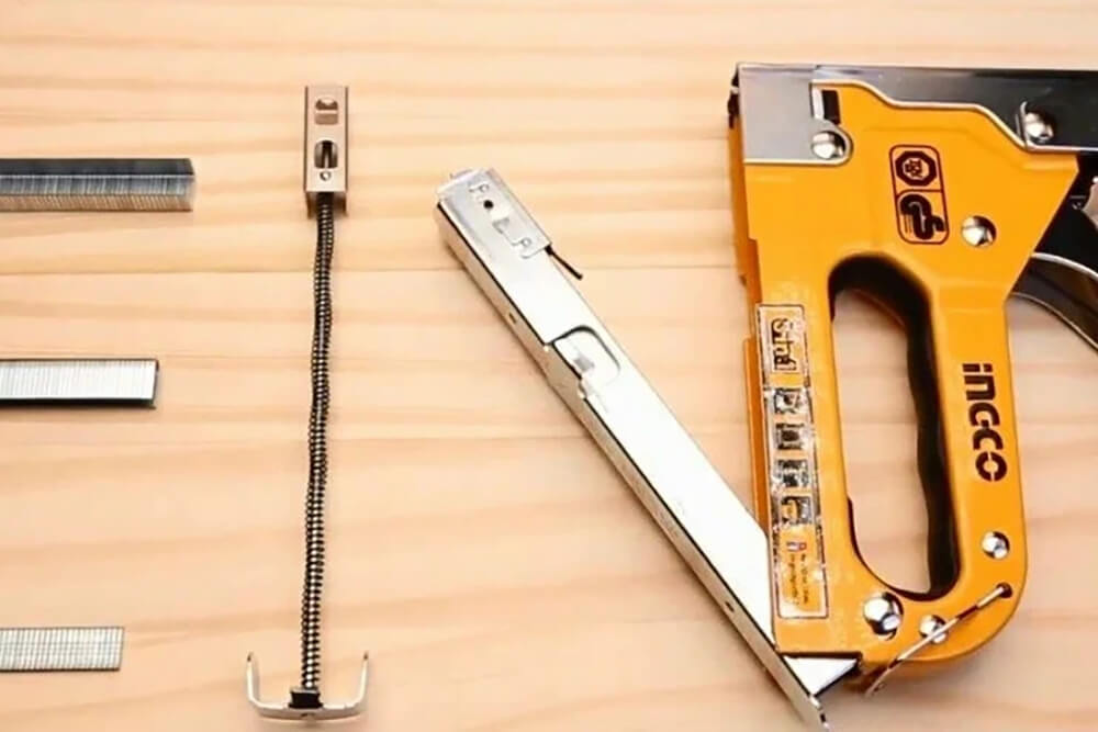 Механический строительный степлер на столе