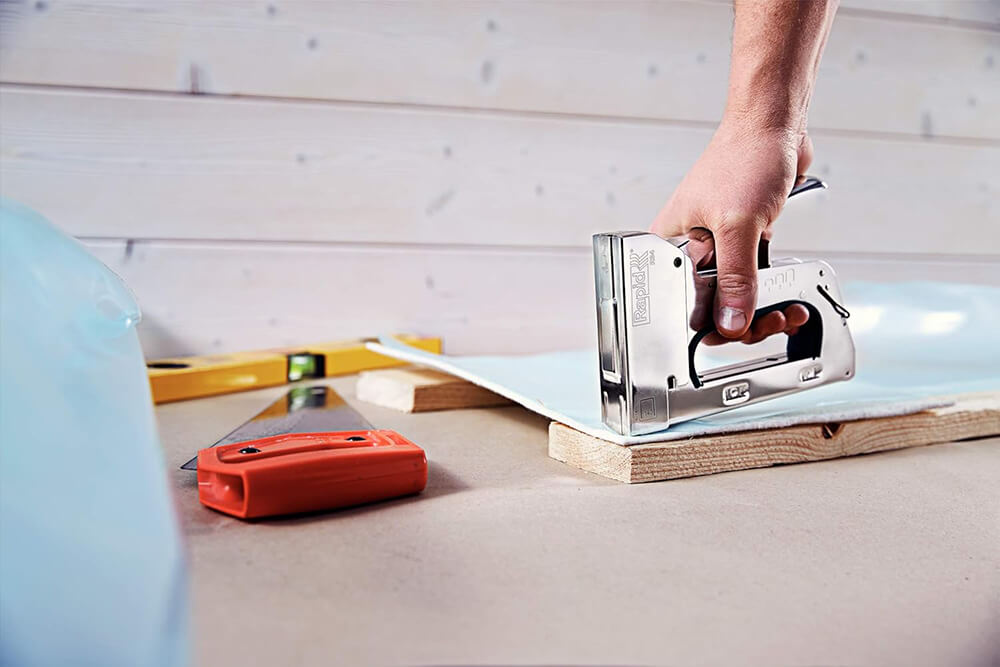 Мужчина работает механическим степлером