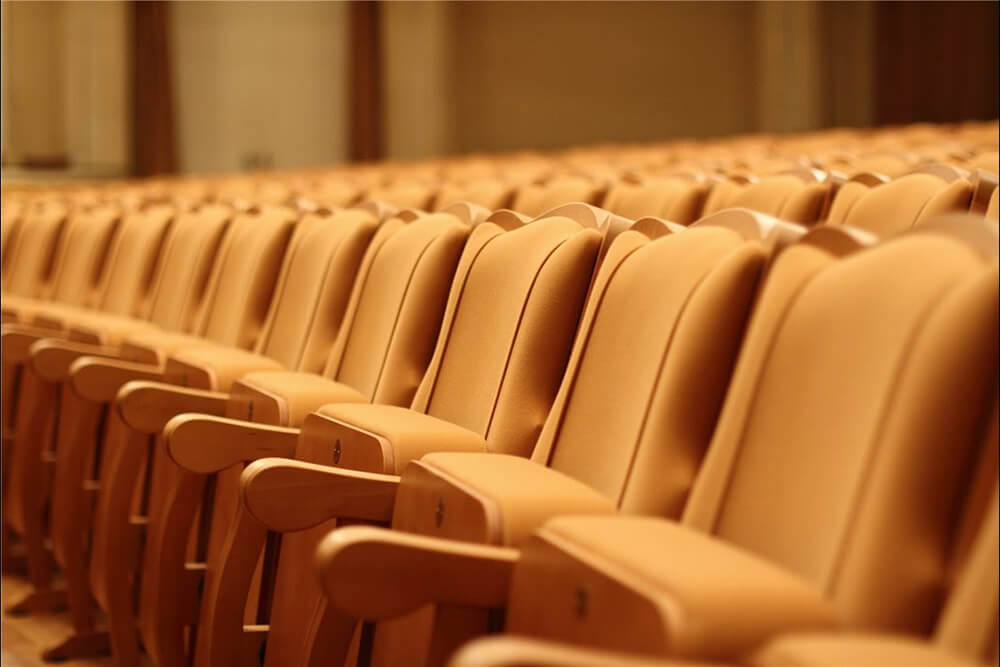 Мягкие театральные кресла кремового цвета Мягкие театральные кресла кремового цвета