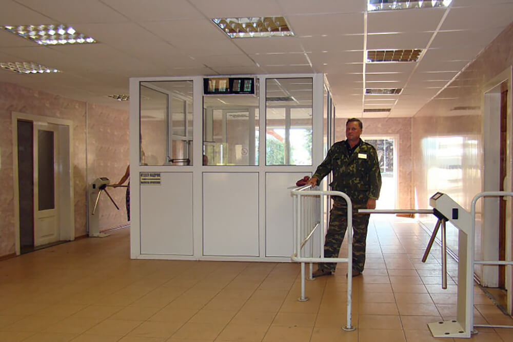 Пост охраны внутри здания Пост охраны внутри здания