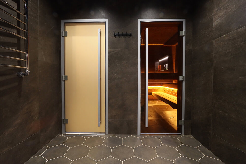 Прозрачная стеклянная дверь сауны