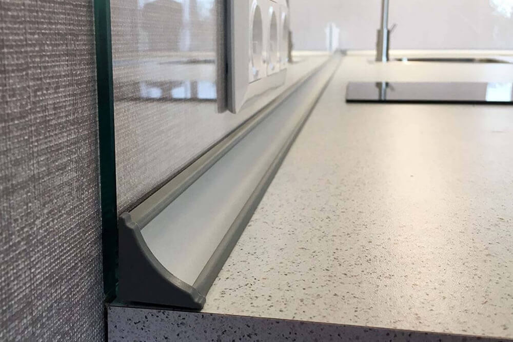 Серый плинтус на столешнице кухни