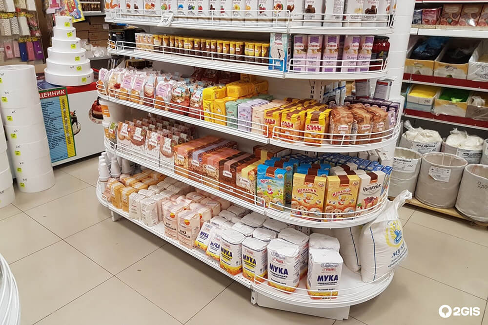 Стеллажи магазина с продуктами Стеллажи магазина с продуктами