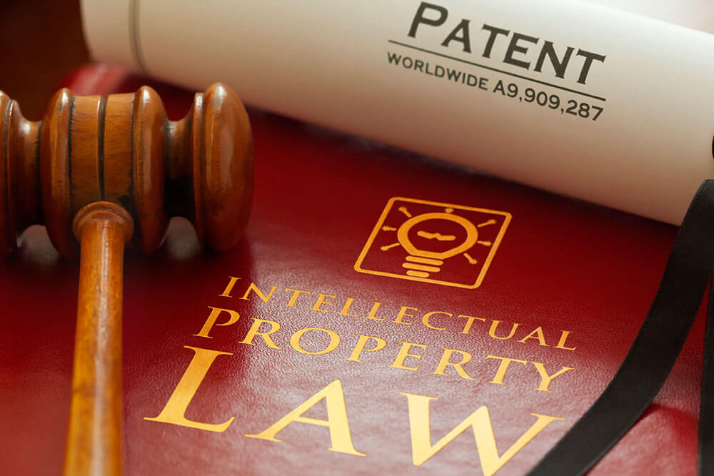 Судейский молоток на книге Судейский молоток на книге