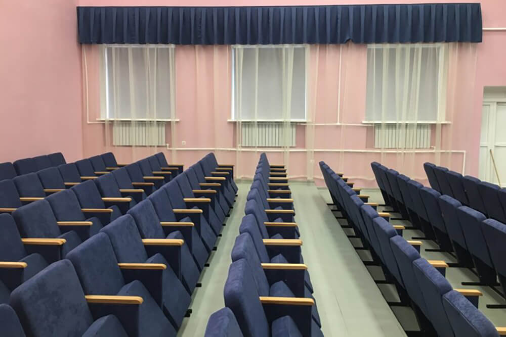 Темно-синие кресла для театра