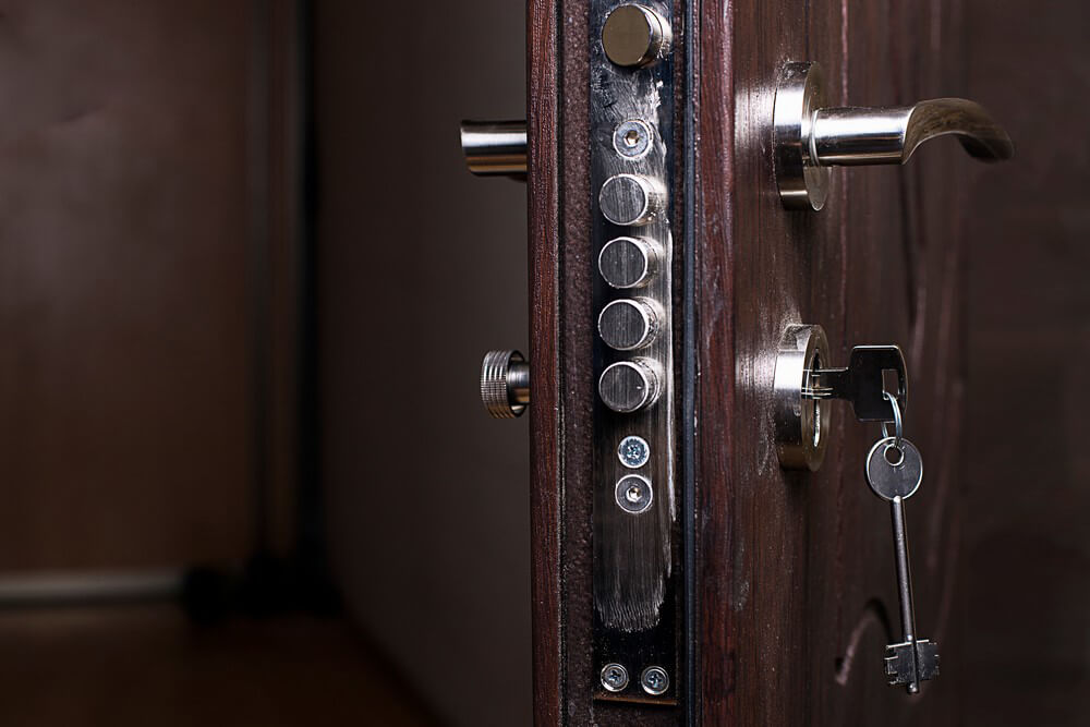 Входная дверь с сувальдным замком