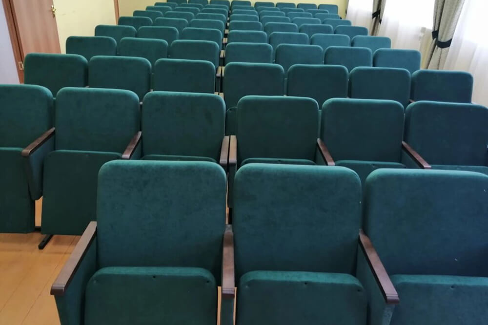 Зеленые театральные кресла